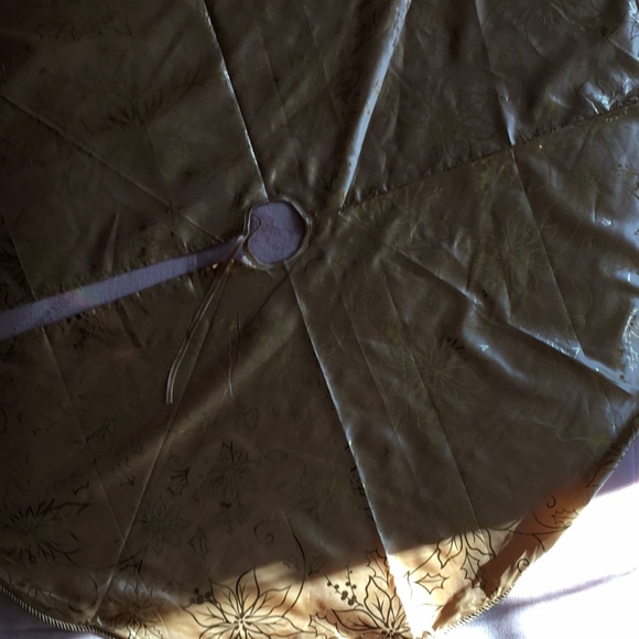 Gold tree skirt - Picture 3 of 3